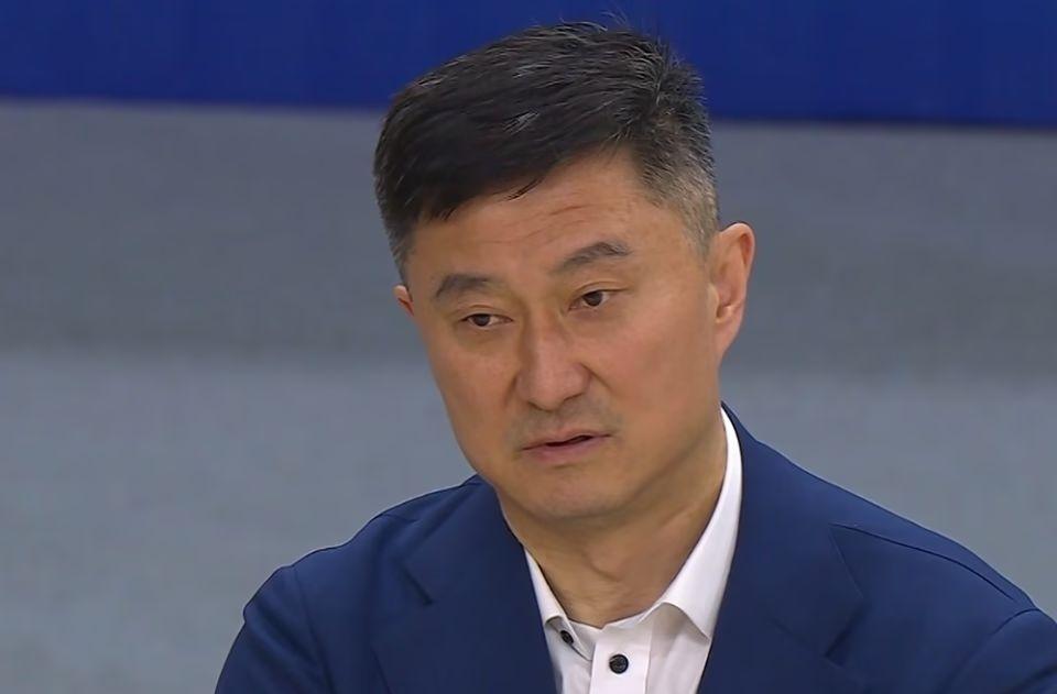 乐鱼体育官方入口-轰下45+19+11！广东内线又又被吊打，萨林杰戴耳机玩手机引争议